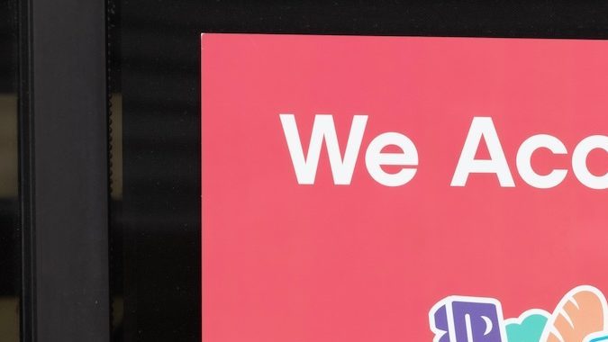 Anuncio que informa "SNAP y EBT aceptados aquí".