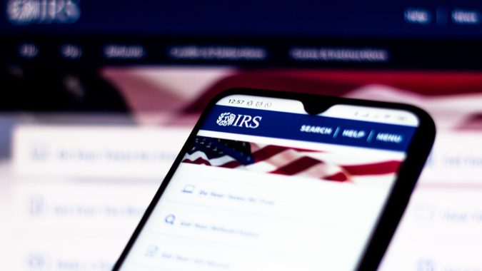 Fotografía del sitio web del IRS en un teléfono móvil.