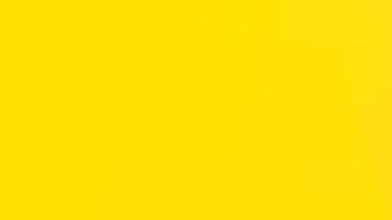 Joven disfrutando de una pizza gratis de la nueva promoción de Domino’s y Uber Eats.