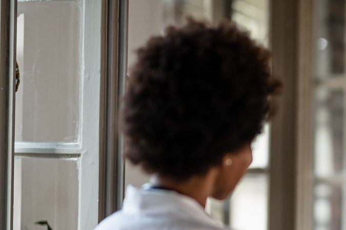 Feliz soldado del ejército y su esposa comunicándose con una trabajadora de la salud.