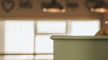 Emocionada madre militar abrazando a su hijo después de regresar a casa del ejército