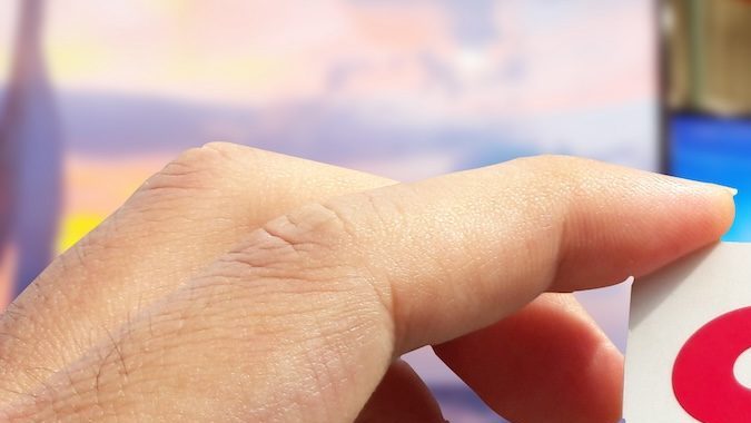 Mano sosteniendo una membresía de Costco.