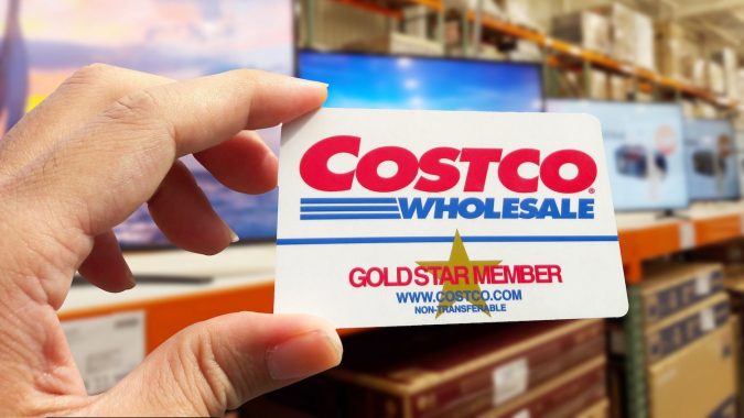 Mano sosteniendo una membresía de Costco.
