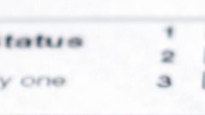Bolígrafo negro sobre el formulario de impuestos W-8BEN.