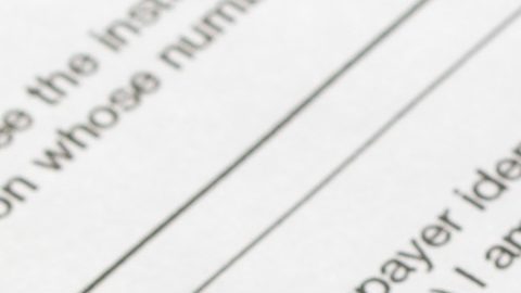 Primer plano del formulario W-4, Certificado de Retenciones del Empleado.