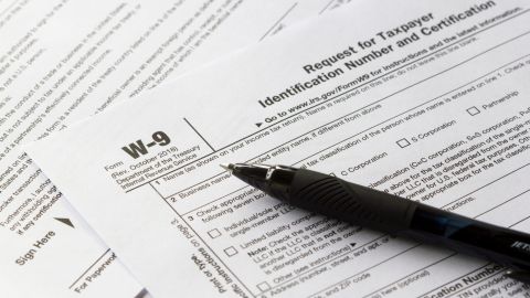 Formulario W-9, Solicitud de Certificación y Número de Identificación del Contribuyente.