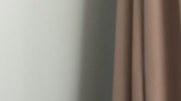 Una pareja familiar seria y preocupada por errores en su reporte de crédito.