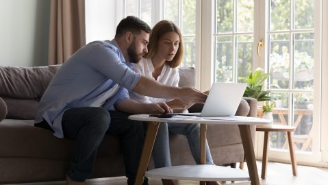 Una pareja familiar seria y preocupada por errores en su reporte de crédito.