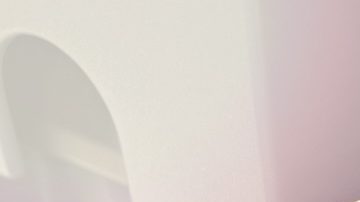 Primer plano de una mano femenina ingresando PIN/código de acceso en el teclado de un cajero automático.