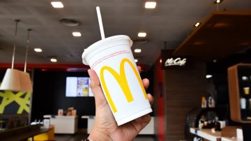 Vasos de refill de McDonald’s, quien ya cobrará por rellenar tu bebida.