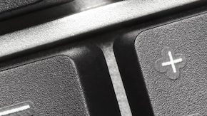 Vista cercana del teclado conceptual - Microcrédito (tecla azul con símbolo de bolsa de dinero).