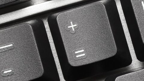 Vista cercana del teclado conceptual - Microcrédito (tecla azul con símbolo de bolsa de dinero).