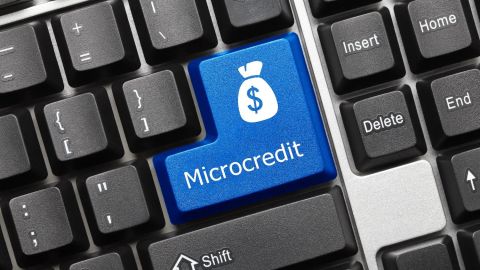 Vista cercana del teclado conceptual - Microcrédito (tecla azul con símbolo de bolsa de dinero).