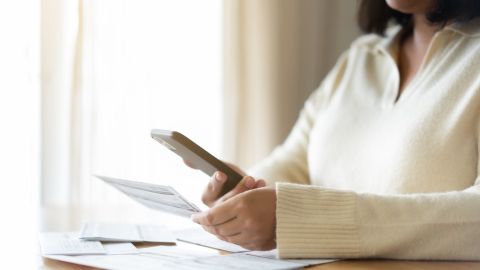 Mujer revisando un money order o giro postal de EE.UU.
