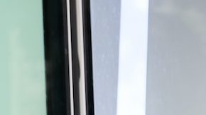 Mujer feliz por las ofertas de Memorial Day.