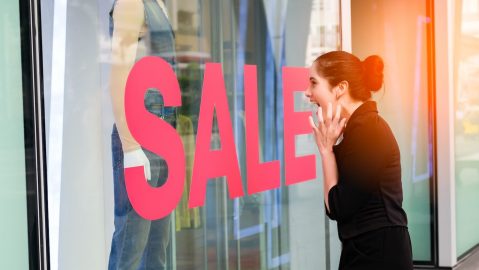 Mujer feliz por las ofertas de Memorial Day.