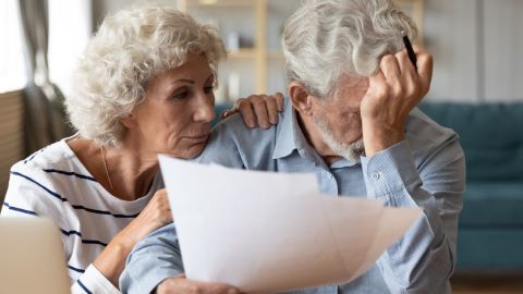 Marido y mujer angustiados porque les suspendieron sus beneficios del Seguro Social.