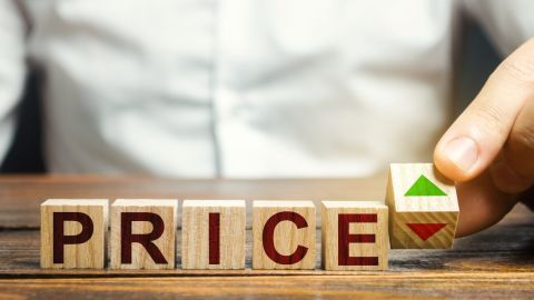 Bloques de madera que representan el cambio en los precios del mercado.