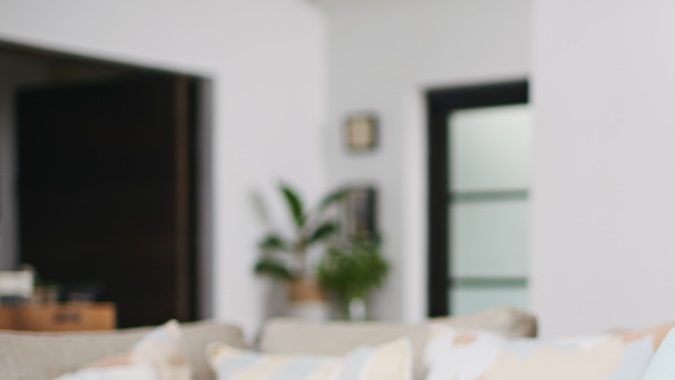 Pareja mayor analizando la posibilidad de seguir trabajando mientras reciben beneficios por jubilación del Seguro Social.