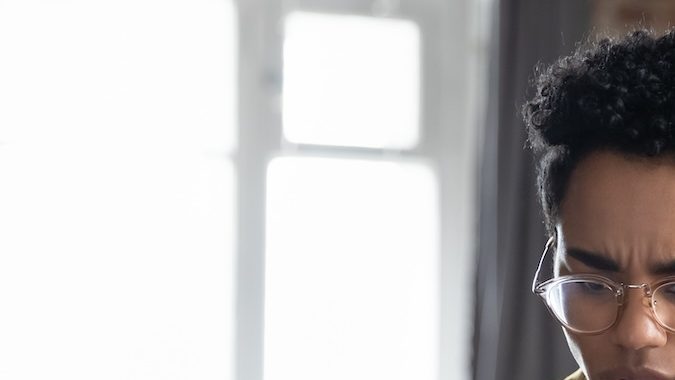 Mujer preocupada por su reembolso de impuestos del IRS.