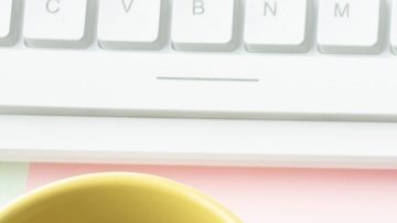 Manos en un cuaderno que tiene escrito 80/20, refiriéndose al principio de Pareto.