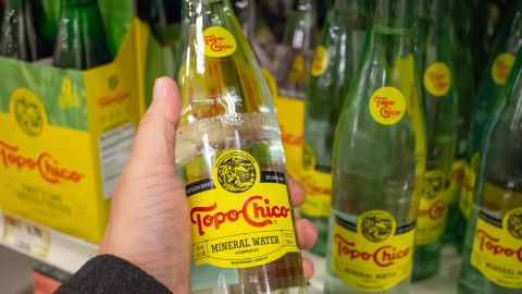 Botellas del agua Topo Chico en un supermercado de Los Ángeles.