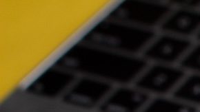 Mano sosteniendo una tarjeta de crédito que ha superado su límite.