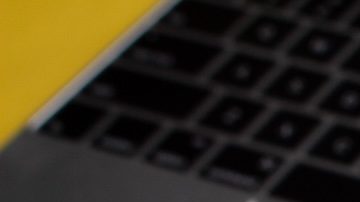 Mano sosteniendo una tarjeta de crédito que ha superado su límite.