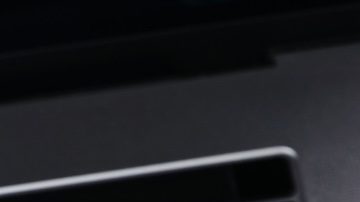 Mano sosteniendo un teléfono celular con la app de T-Mobile en la pantalla.