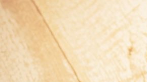 Hombre sostiene una tarjeta de crédito de saldo cero o zero balance card en inglés.