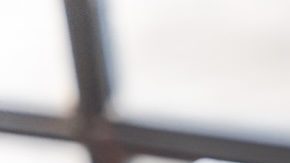 Gerente de agente inmobiliario trabajando en documentos, hipotecas y propiedades.