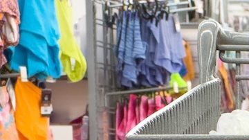 Primer plano de un carrito de compras dentro de un Walmart.