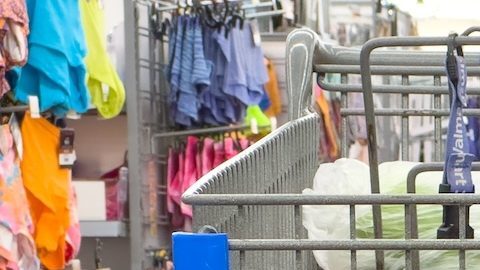 Primer plano de un carrito de compras dentro de un Walmart.