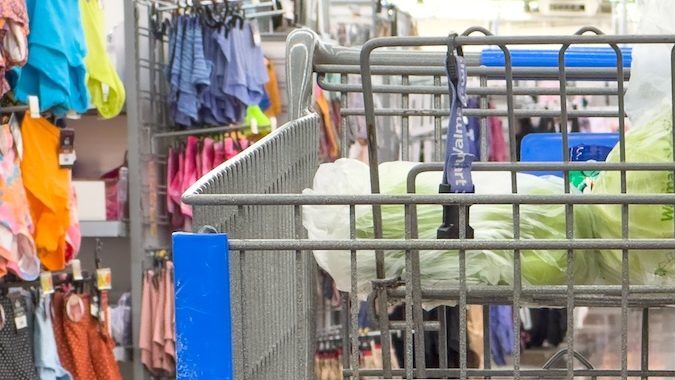 Primer plano de un carrito de compras dentro de un Walmart.