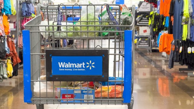 Primer plano de un carrito de compras dentro de un Walmart.