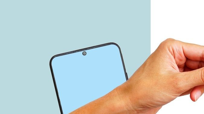 Concepto de transferencias electrónicas. Manos pasando dinero de manera electrónica.