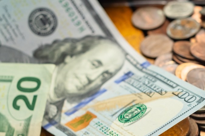 Monedas de EE.UU. sobre dólares de diferentes denominaciones.