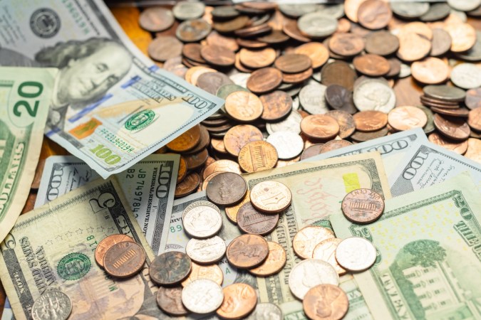 Monedas de EE.UU. sobre dólares de diferentes denominaciones.