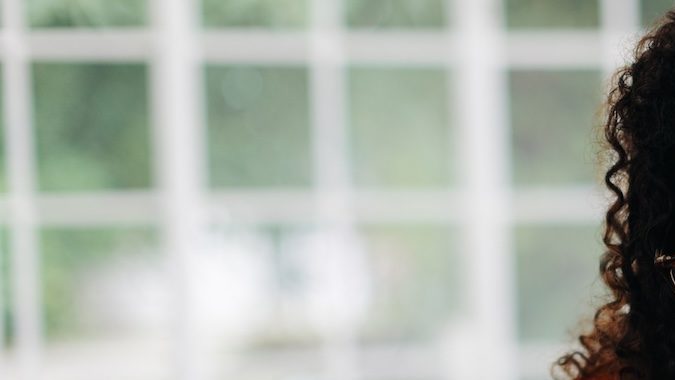 Mujer mayor haciendo cálculos sobre su anualidad de jubilación.