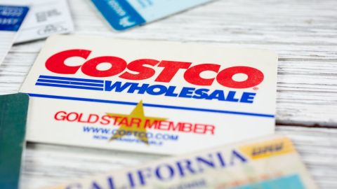 Una vista de cerca de una tarjeta de miembro Gold Star de Costco Wholesale.