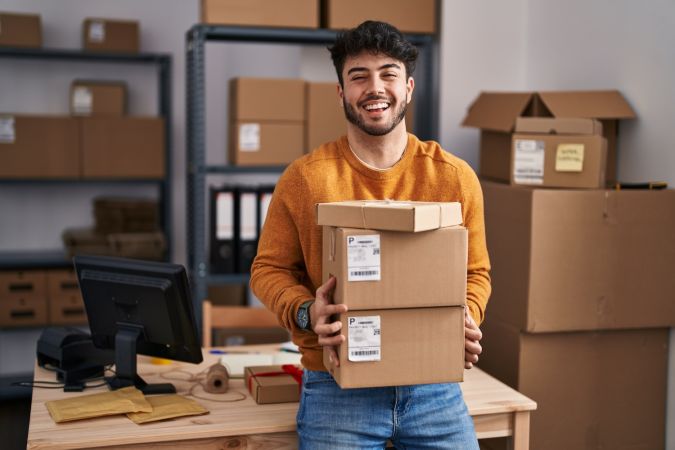 Hombre feliz tras aprovechar los beneficios de su tarjeta de crédito comercial para su pequeña empresa.