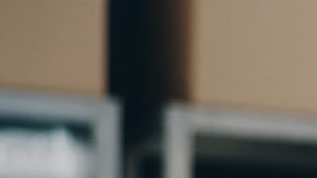 Mujer usa su tarjeta de crédito comercial para su pequeña empresa.