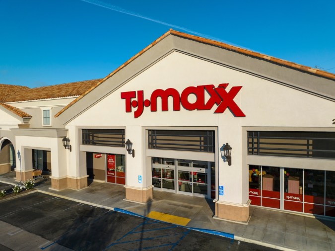 Vista aérea de una tienda T.J.Maxx en Santa Clarita, California.