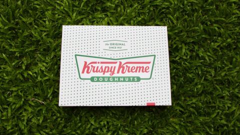Una caja de Krispy Kreme en el jardín.