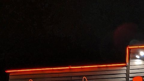 Fachada de un restaurante Hooters de noche en Saugus Massachusetts EE.UU.