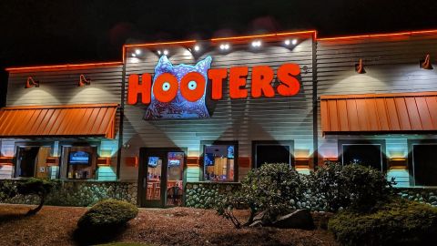 Fachada de un restaurante Hooters de noche en Saugus Massachusetts EE.UU.