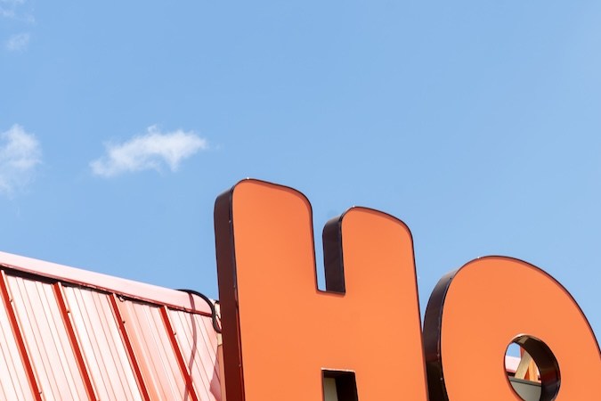 Anuncio de un restaurante Hooters en Mississauga, On, Canadá.