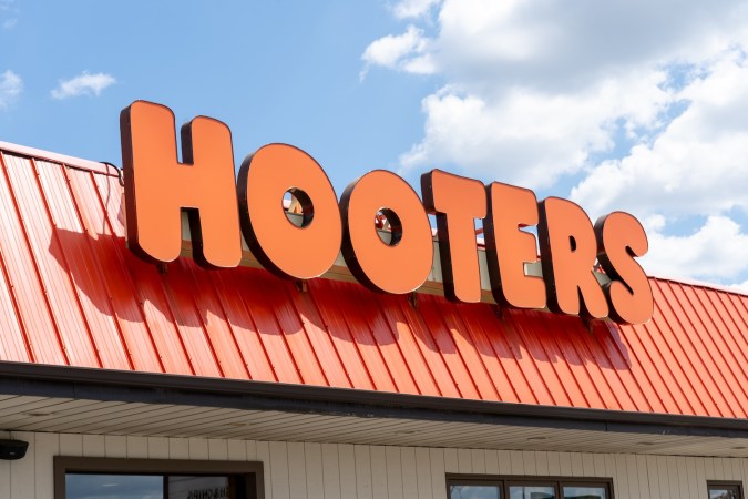 Anuncio de un restaurante Hooters en Mississauga, On, Canadá.