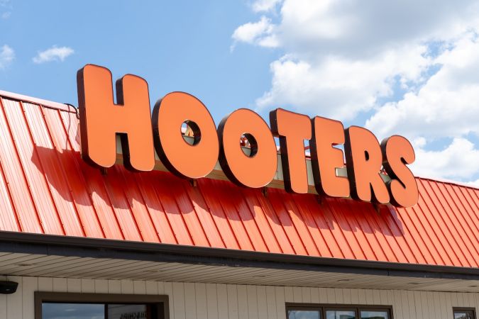 Anuncio de un restaurante Hooters en Mississauga, On, Canadá.