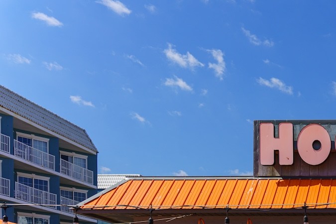 Fachada de un restaurante Hooters con clientes afuera en Ocean City, MD.